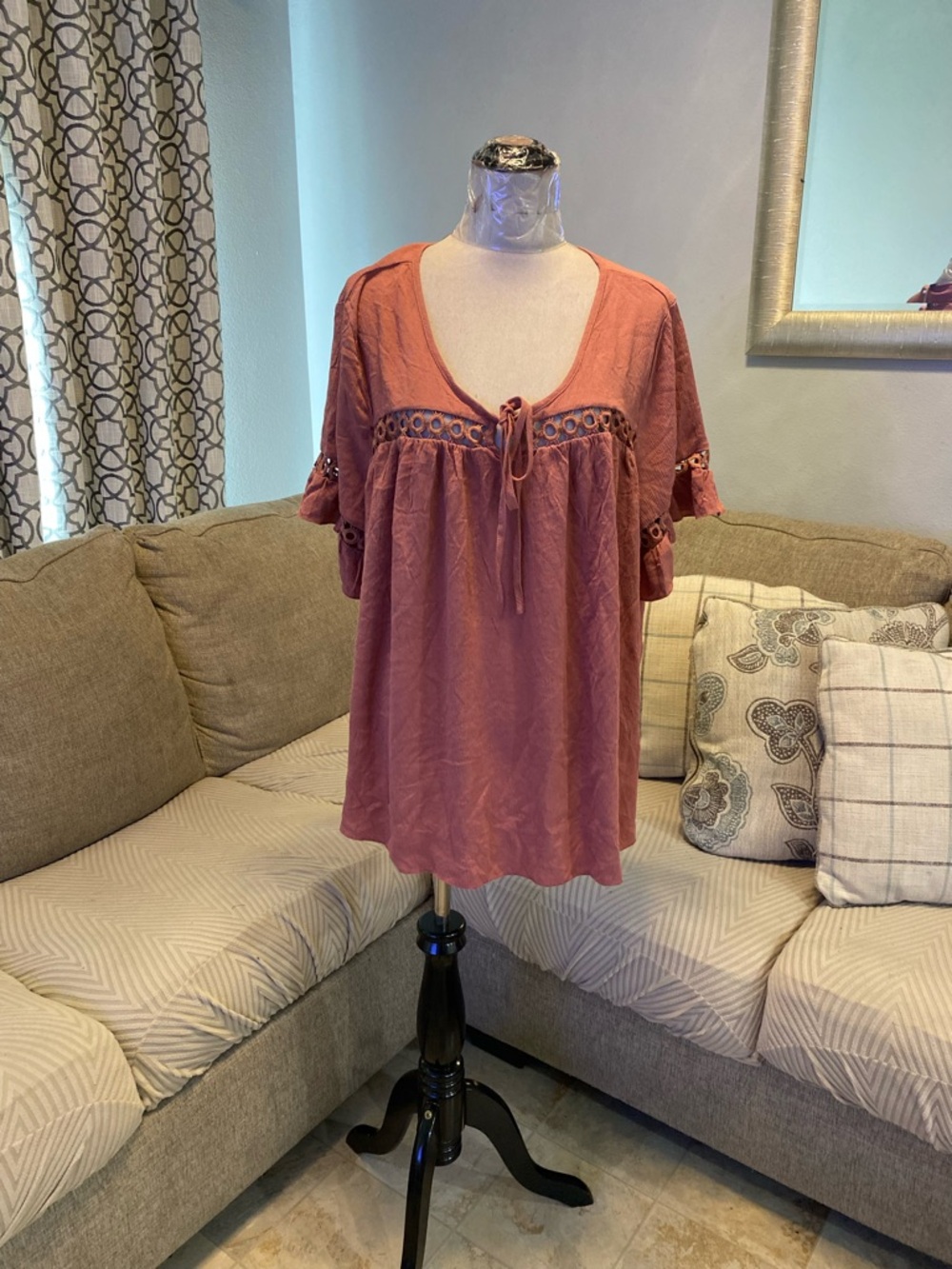 New Bloomchic 26 mauve-pink  flowy short-sleeve tunic open work crochet Front